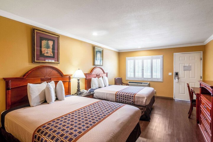 2 Queen Beds (2 of 9)
