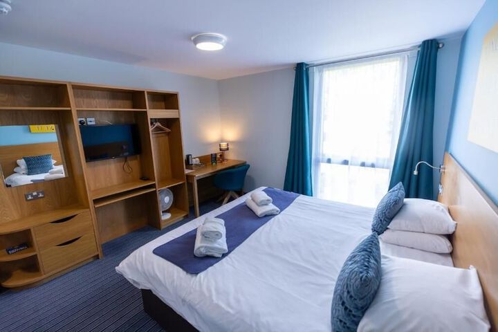 Room 4 of 16