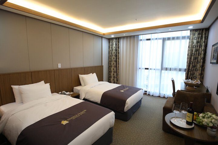 Room 11 of 37