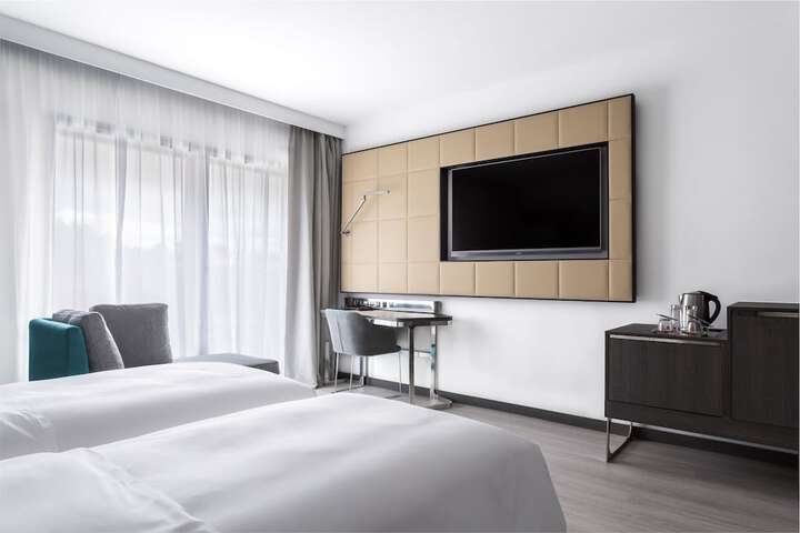 Room 6 of 150