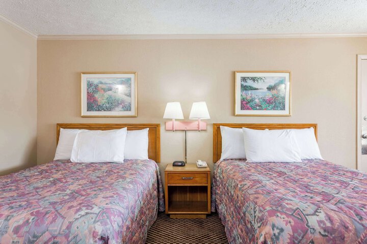 2 Double Beds (4 of 5)