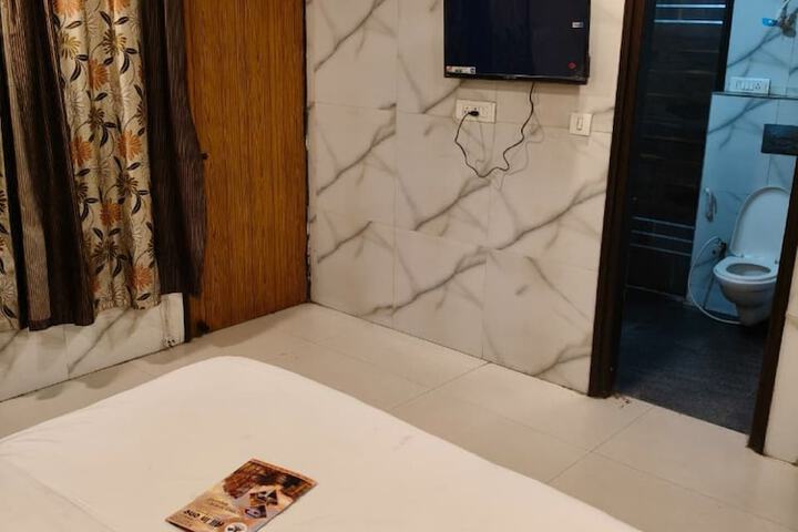 Room 14 of 22