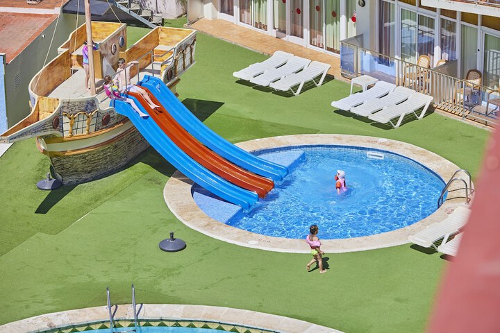 Hotel Pool