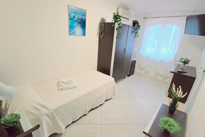 Room 9 of 16
