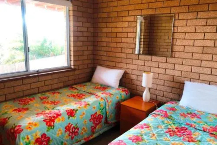Room 4 of 8