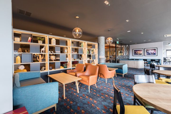 Lounge 90 of 105