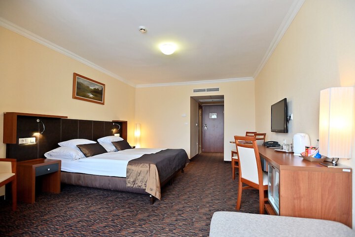 Room 9 of 102