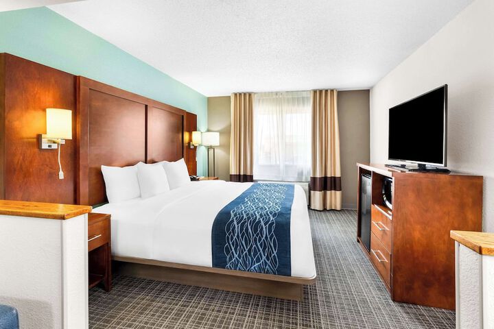 1 King Bed Business Room Upgrade (7 of 13)