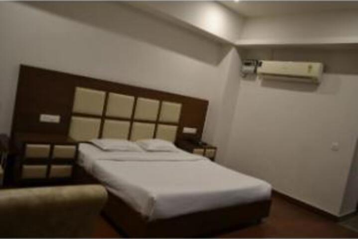 Room 4 of 40
