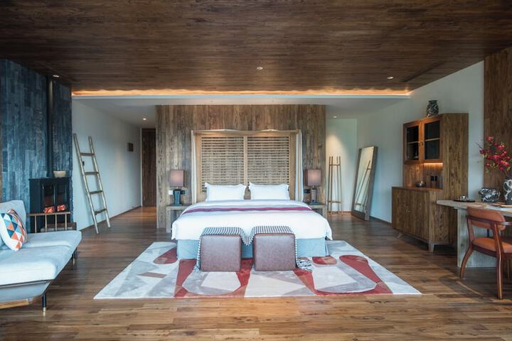 Room 26 of 153