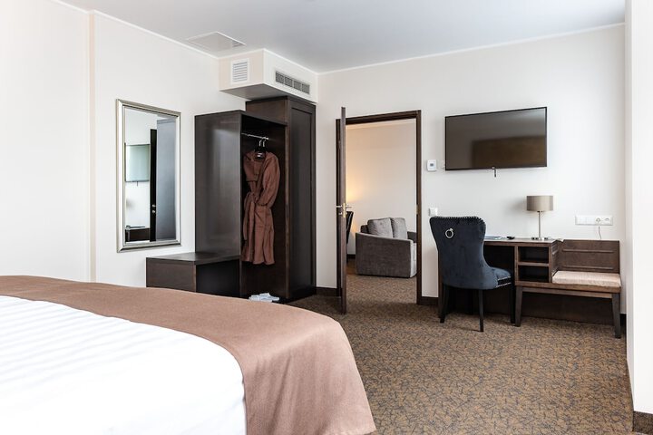 Room 6 of 37