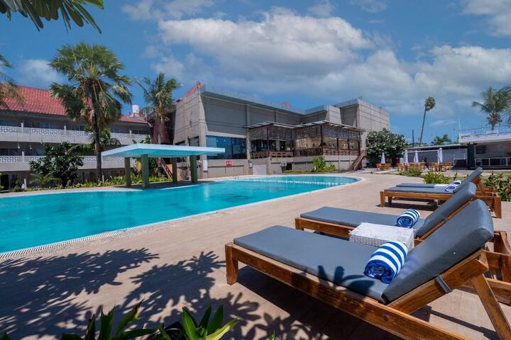Hotel Pool