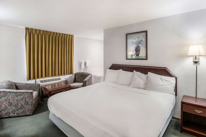 1 King Bed (1 of 15)