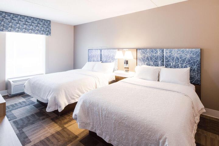 2 Queen Beds (9 of 10)