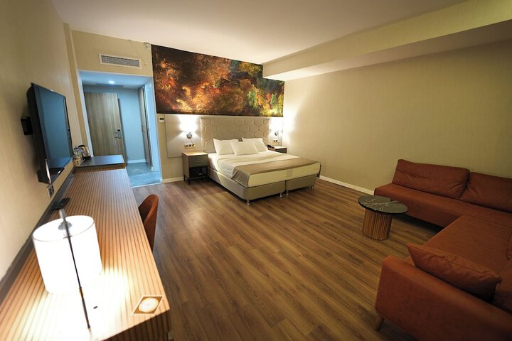 Room 6 of 28