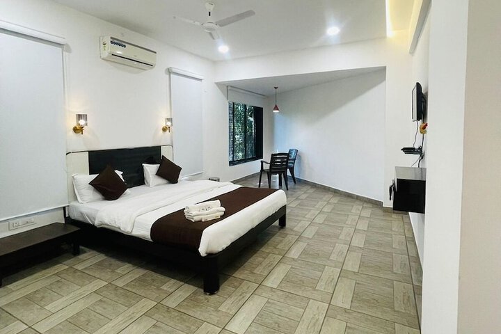 Room 6 of 28