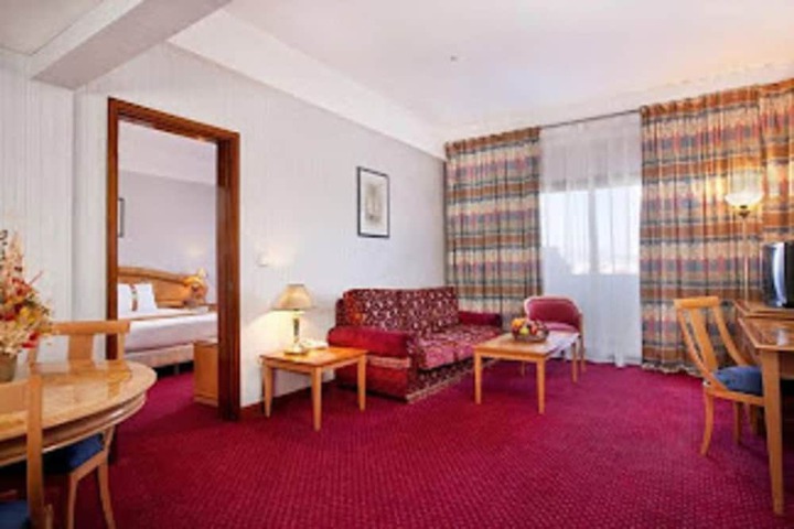 Room 28 of 63