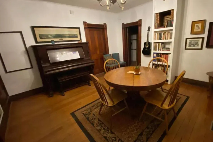 Room 9 of 12