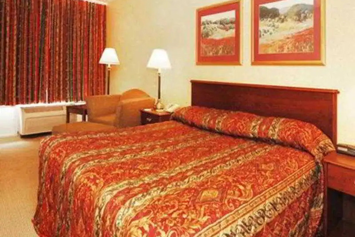 Room 4 of 12