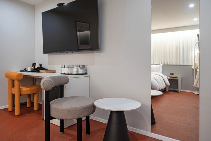 Room 10 of 37