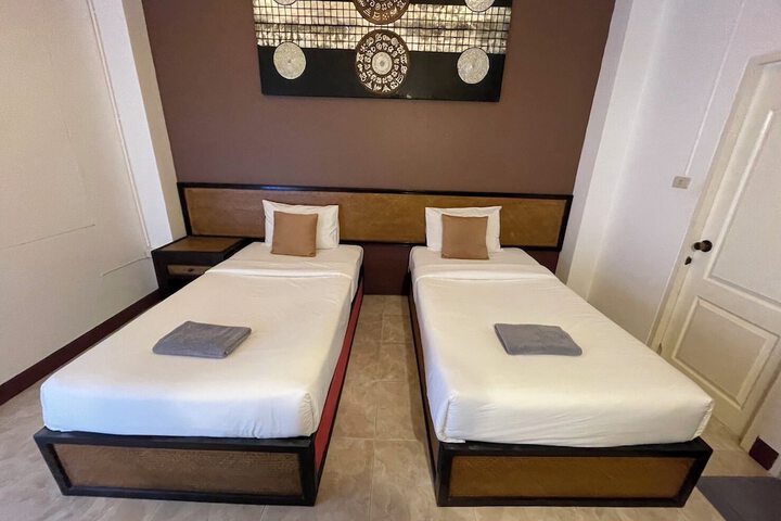 Room 27 of 76