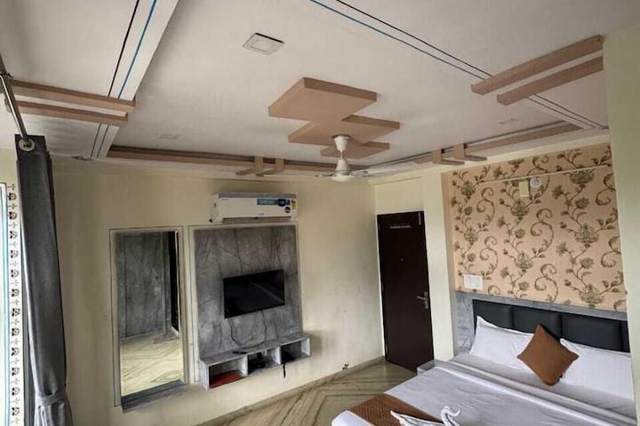 Room 11 of 17