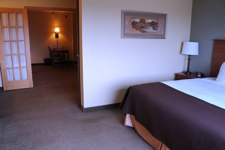 1 King Bed Accessible (10 of 32)