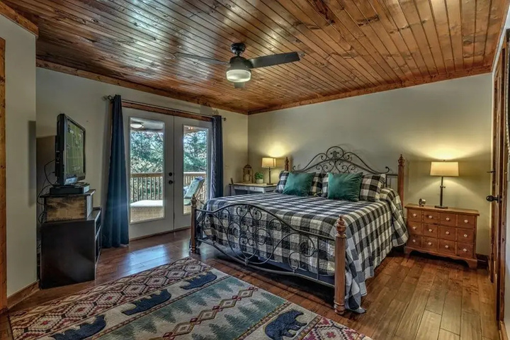 Room 4 of 20