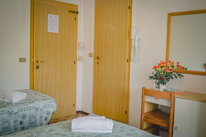 Room 27 of 76