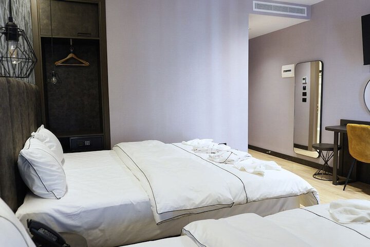Room 9 of 16