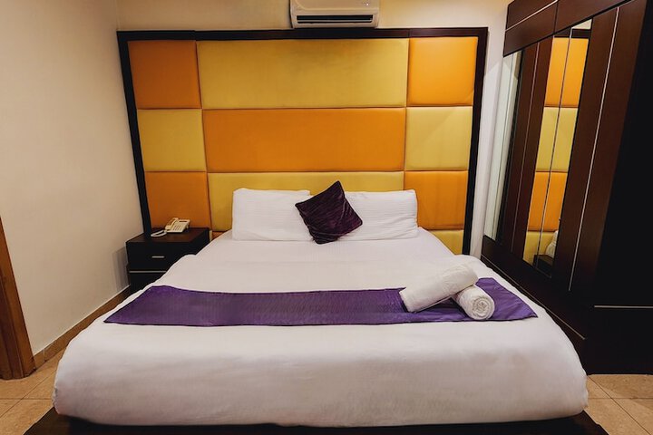 Room 9 of 28
