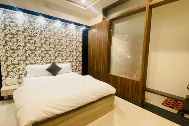 Room 5 of 16