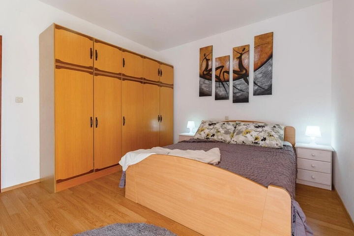 Room 4 of 24