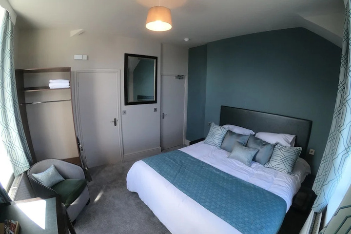 Room 6 of 12