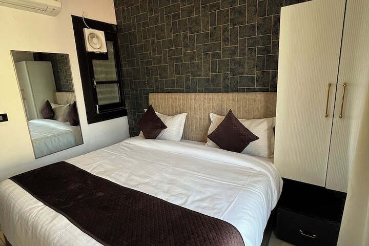 Room 3 of 7