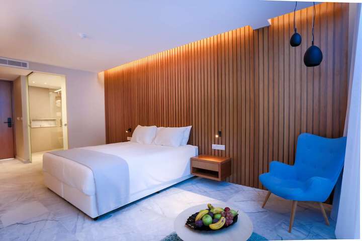Room 6 of 92