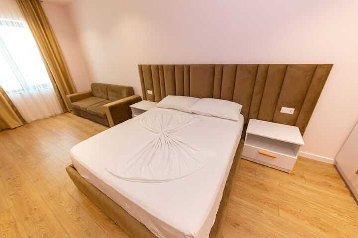 Room 4 of 73