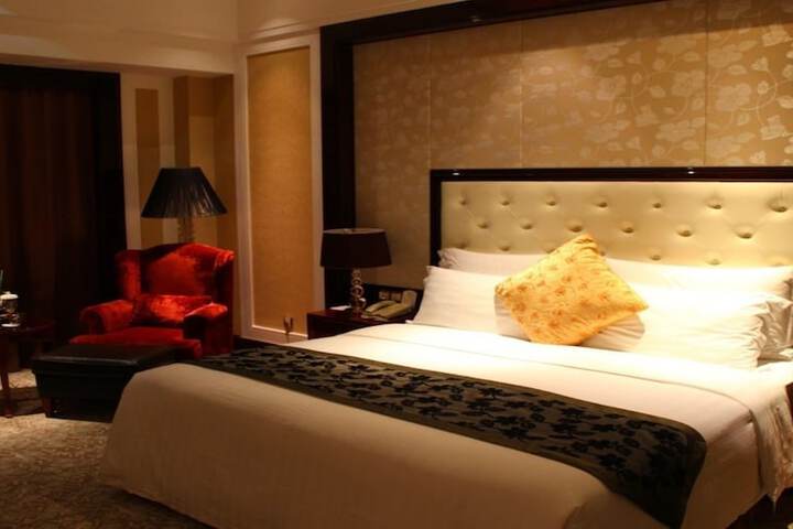 Room 6 of 28