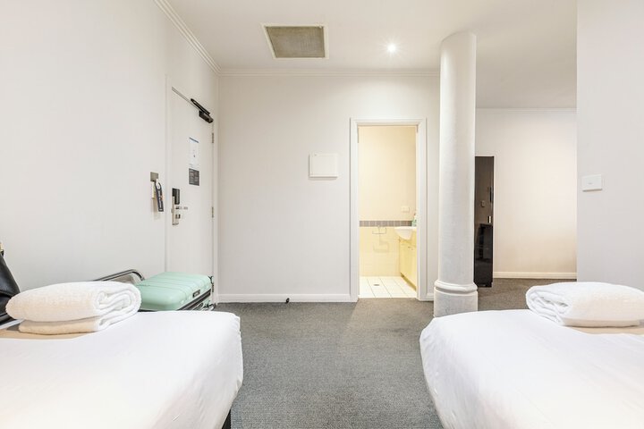 Room 32 of 108