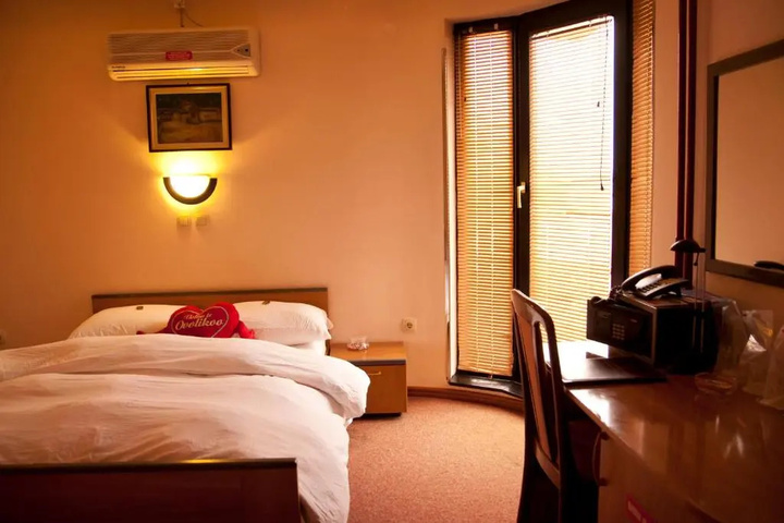Room 4 of 16