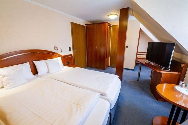Room 12 of 83