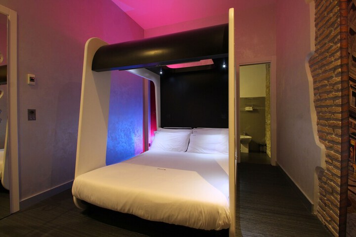 Room 32 of 87
