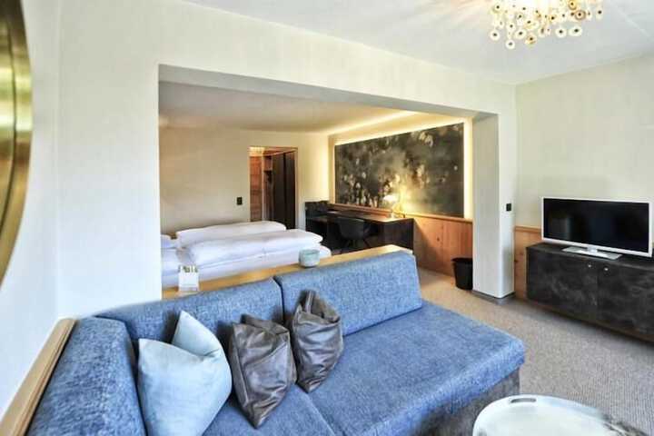 Room 12 of 87