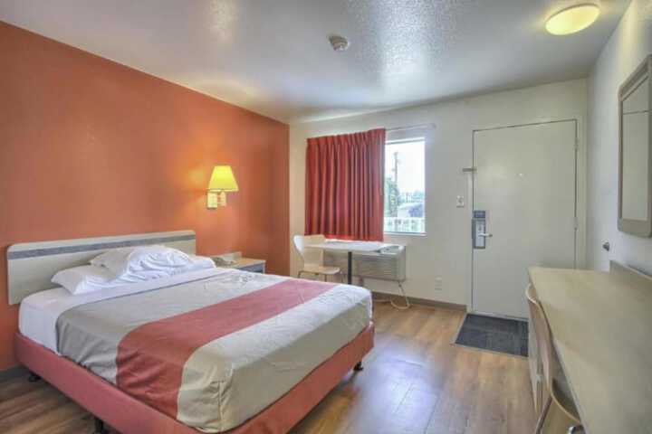 Room 4 of 17