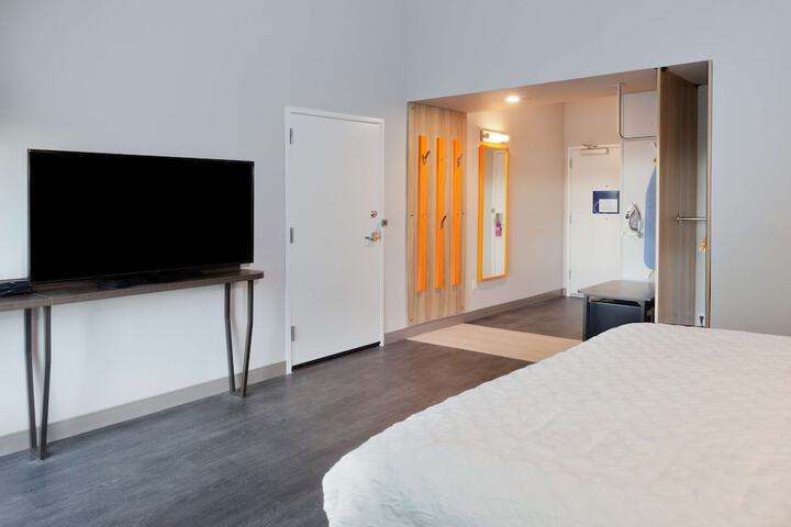 1 King Bed (8 of 18)