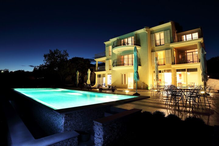 Pool 32 of 63