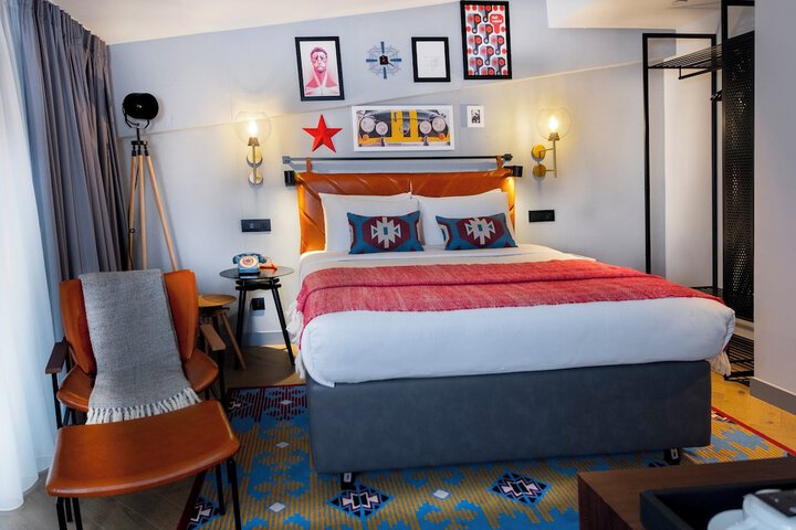 Room 52 of 147
