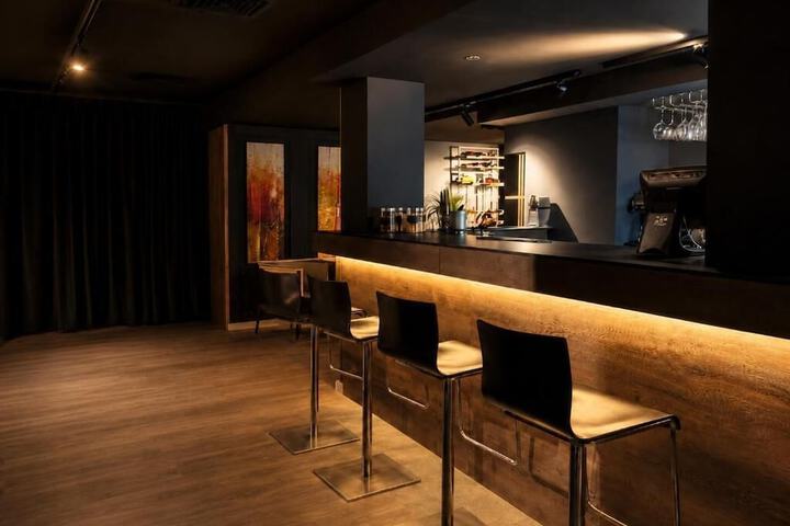 Lounge 92 of 143