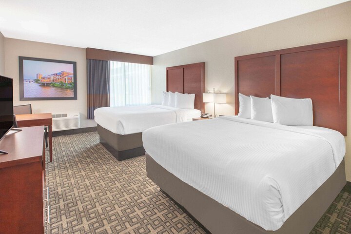 2 Queen Beds (2 of 6)
