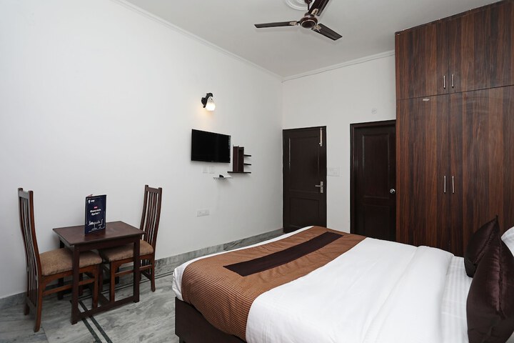 Room 6 of 18